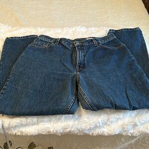 Levi’s ladies relaxed fit tapered leg 14 PET.M inseam 27 waist 33 blue jeans